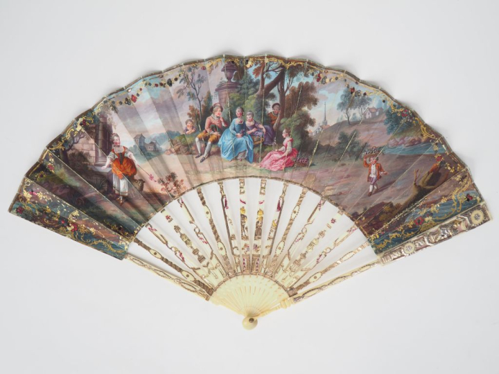 Eventail XVIIIème. Monture à 16 brins en ivoire ciselé, gravé et reper