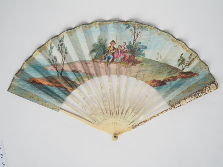 Eventail XVIIIème. Monture à 16 brins en ivoire ciselé, gravé et reper