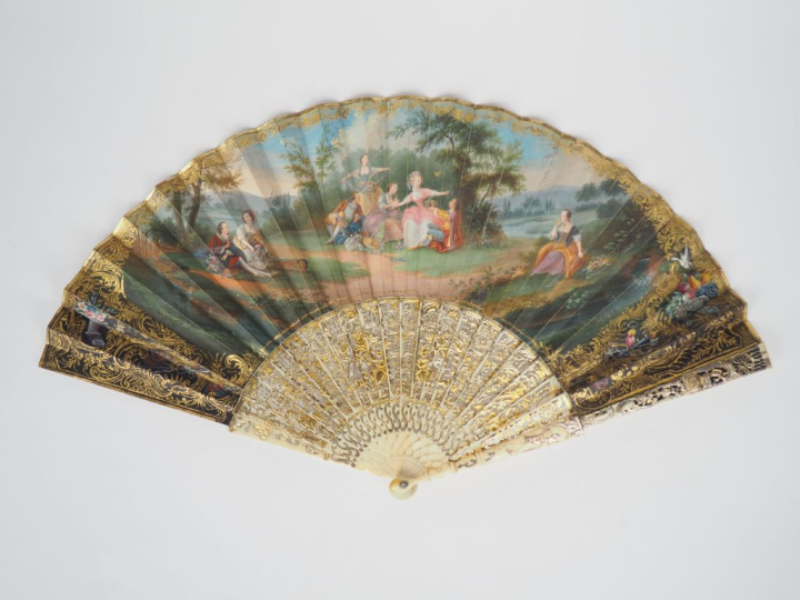 Eventail Louis XV. Monture à 18 brins en ivoire de type squelette cise