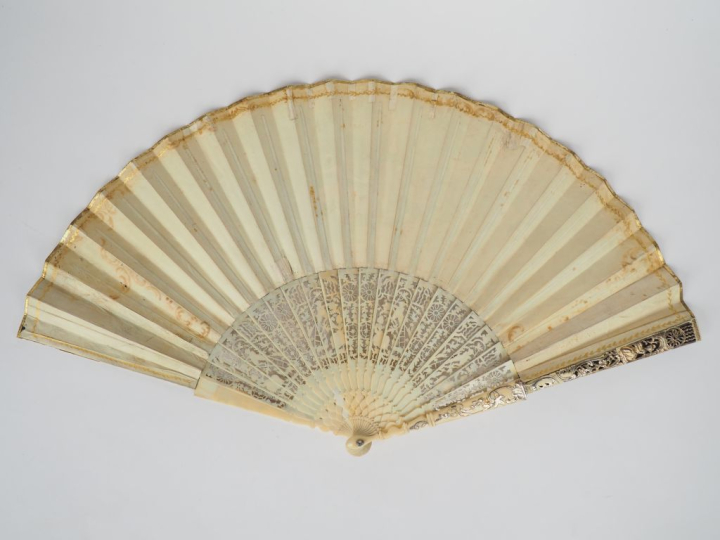 Eventail Louis XV. Monture à 18 brins en ivoire de type squelette cise