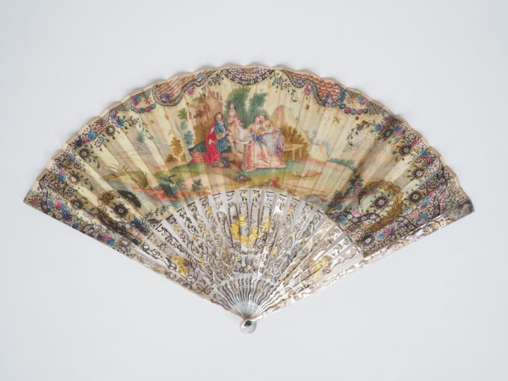 Eventail Louis XV. Monture à 22 brins. Nacre sculptée, ajourée et burg