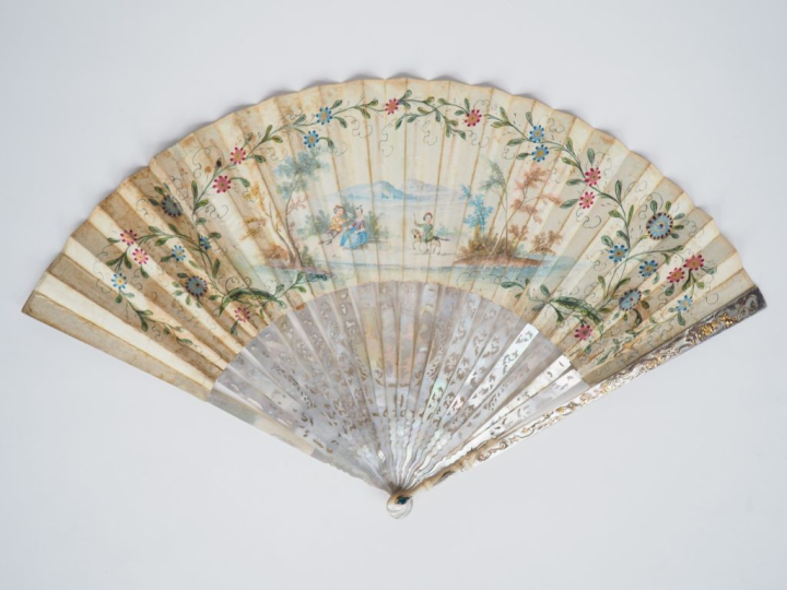 Eventail Louis XV. Monture à 22 brins. Nacre sculptée, ajourée et burg