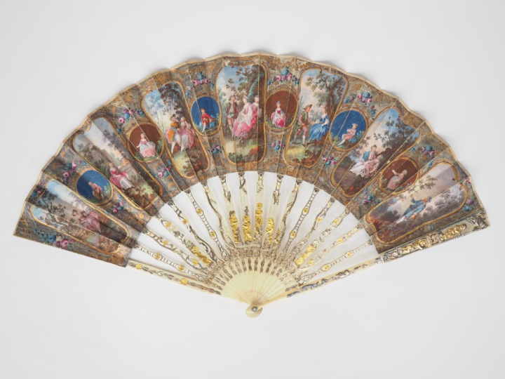 Eventail XVIIIème. 16 brins + 2MB. Monture ivoire finement repercé, ca