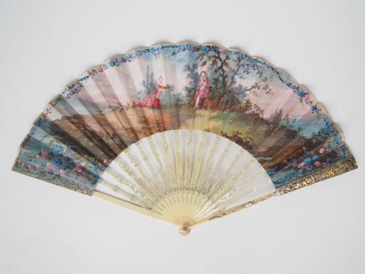 Eventail XVIIIème. 16 brins + 2MB. Monture ivoire finement repercé, ca