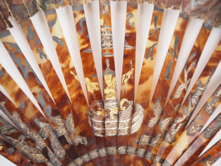 Eventail XVIIème. 16 brins + 2 MB. Monture écaille squelette avec musi