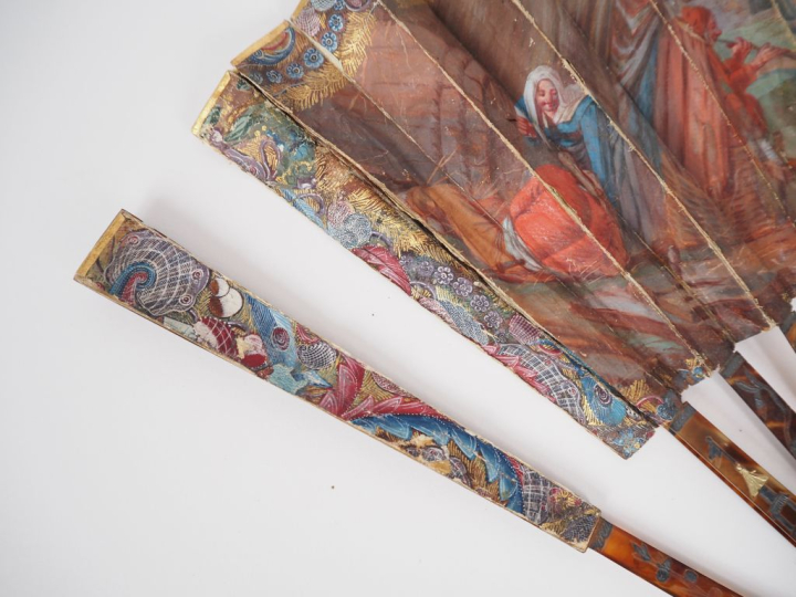 Eventail XVIIème. 16 brins + 2 MB. Monture écaille squelette avec musi