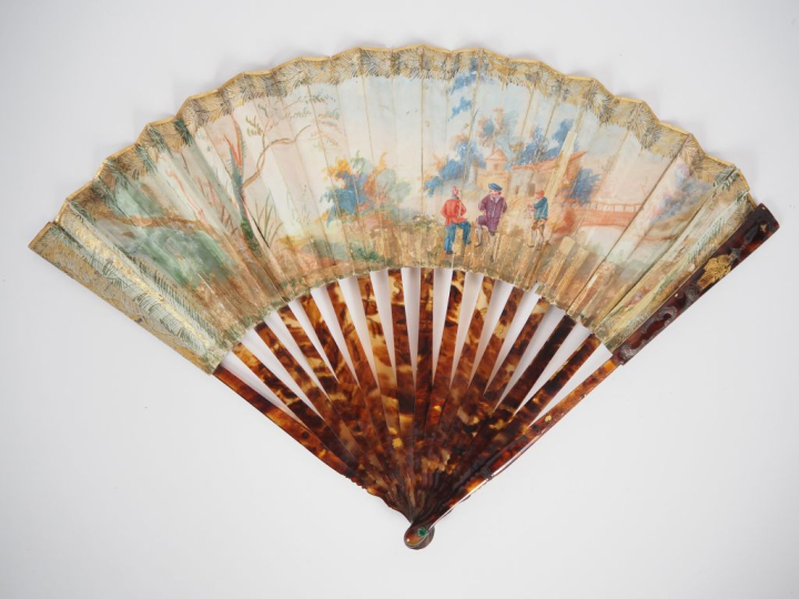 Eventail XVIIème. 16 brins + 2 MB. Monture écaille squelette avec musi