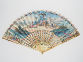 Vente aux enchères Eventail XVIIIème à feuilles pliées. Monture en ivoire ajouré et polyc