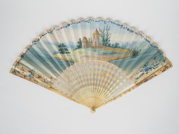 Eventail XVIIIème à feuilles pliées. Monture en ivoire ajouré et polyc