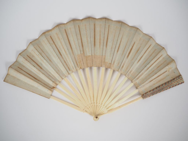 Eventail Revolutionnaire à 15 brins. Monture en os. Parchemin. 15 brin