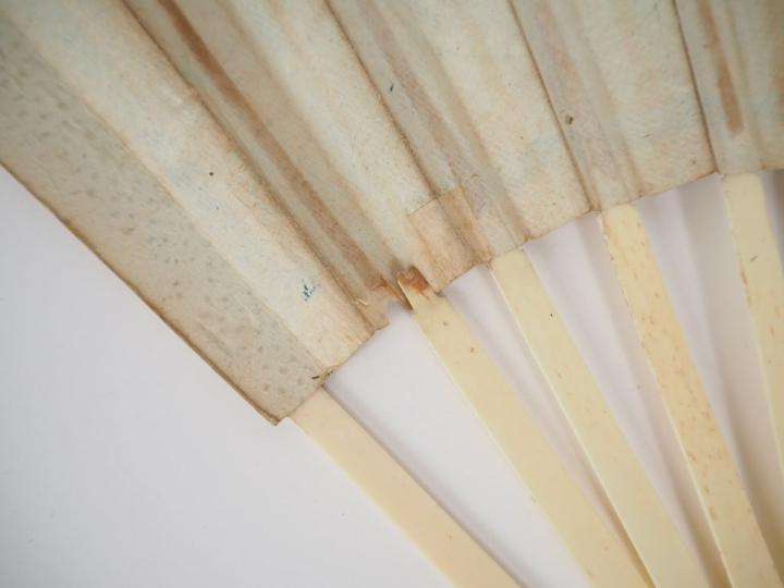 Eventail Revolutionnaire à 15 brins. Monture en os. Parchemin. 15 brin