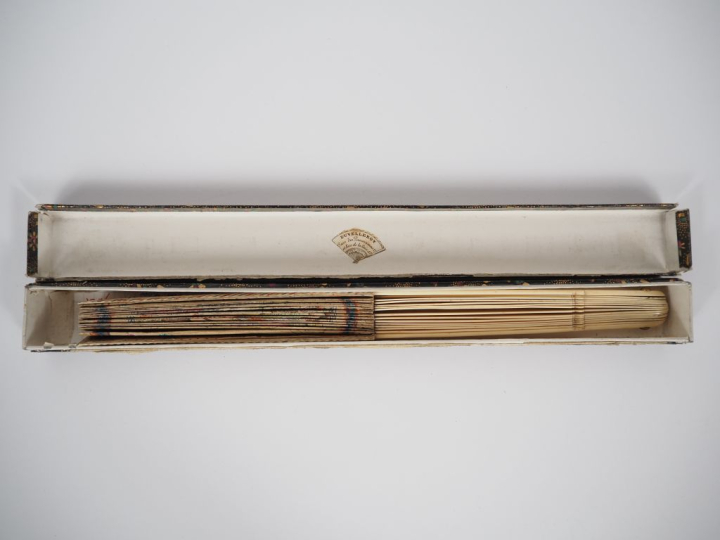 Eventail Revolutionnaire à 15 brins. Monture en os. Parchemin. 15 brin