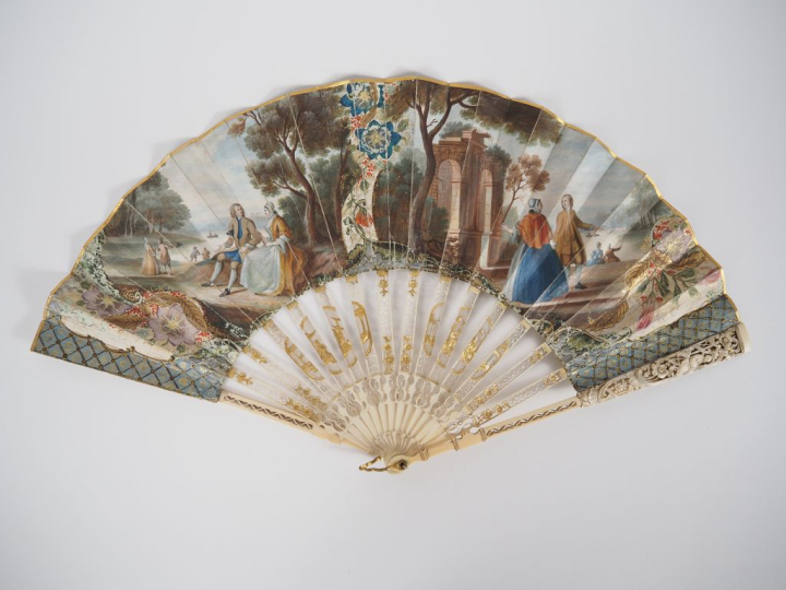 Eventail XVIIIème à feuilles pliées en ivoire ajouré gravé et en parti