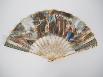 Vente aux enchères Eventail XVIIIème à feuilles pliées en ivoire ajouré gravé et en parti