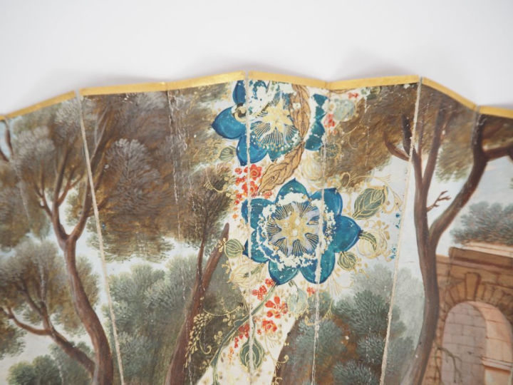 Eventail XVIIIème à feuilles pliées en ivoire ajouré gravé et en parti