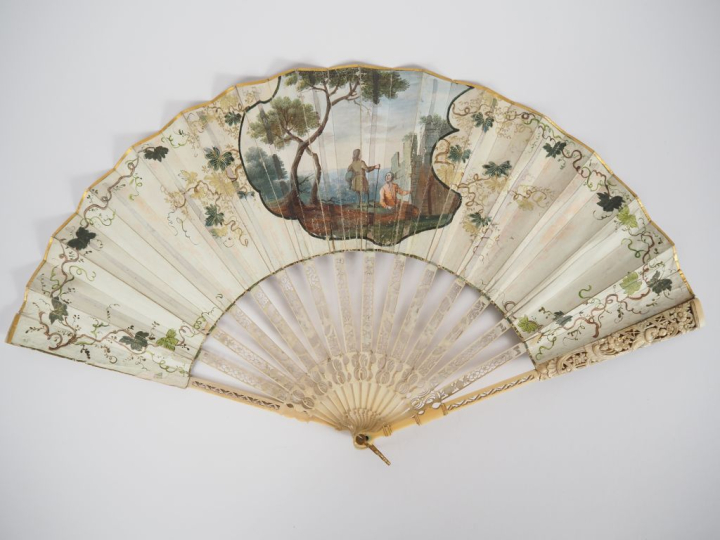 Eventail XVIIIème à feuilles pliées en ivoire ajouré gravé et en parti