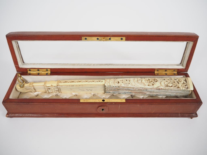 Eventail XVIIIème à feuilles pliées en ivoire ajouré gravé et en parti