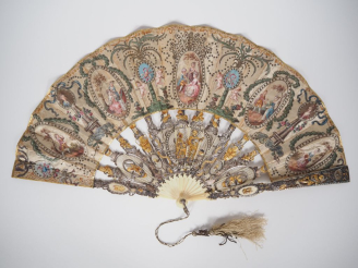 Vente aux enchères Eventail XVIIIème circa 1770. 14 brins +2MB. Monture ivoire finement s