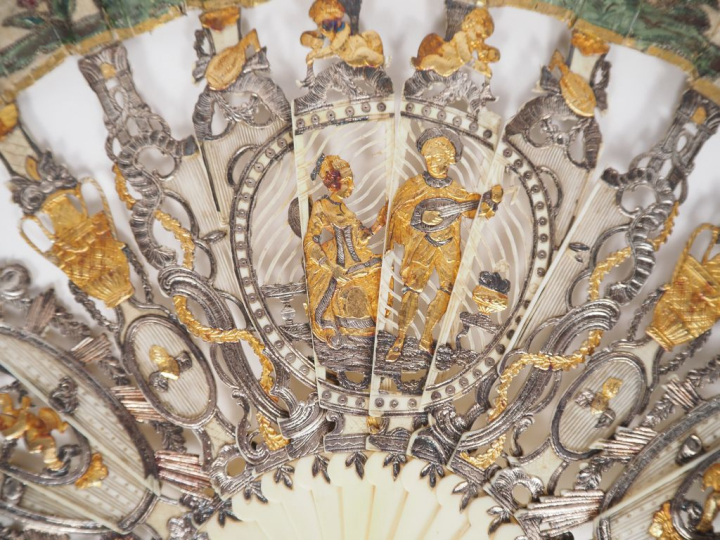 Eventail XVIIIème circa 1770. 14 brins +2MB. Monture ivoire finement s