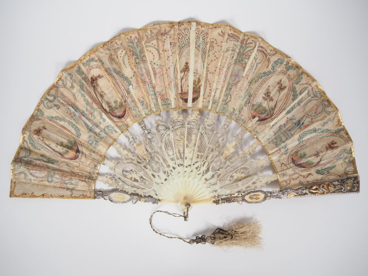 Eventail XVIIIème circa 1770. 14 brins +2MB. Monture ivoire finement s