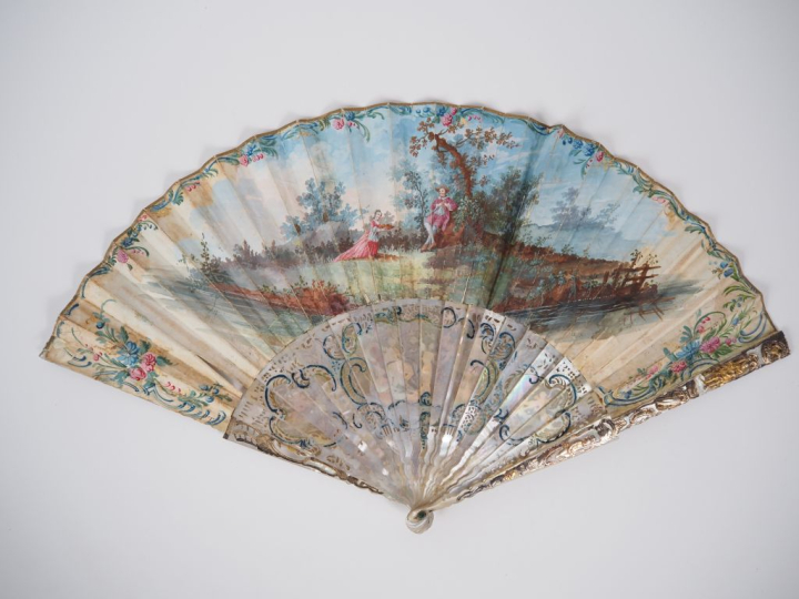 Eventail XVIIIème circa 1730/1740. 20 brins +2. Monture en nacre finem