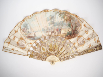 Vente aux enchères Eventail de style Louis XVI à feuilles pliées, en ivoire ajouré doré e