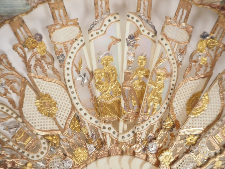 Eventail de style Louis XVI à feuilles pliées, en ivoire ajouré doré e