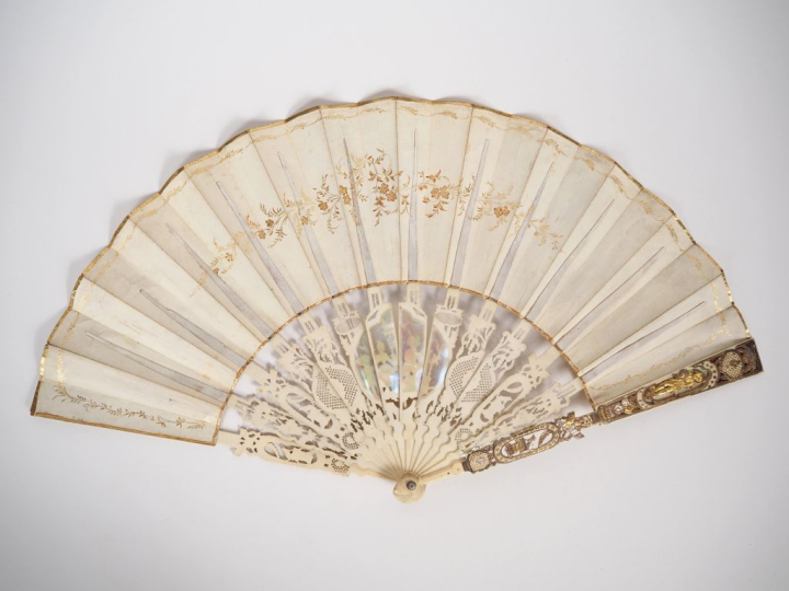 Eventail de style Louis XVI à feuilles pliées, en ivoire ajouré doré e