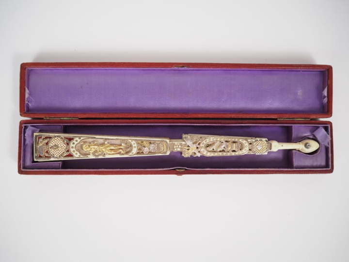 Eventail de style Louis XVI à feuilles pliées, en ivoire ajouré doré e