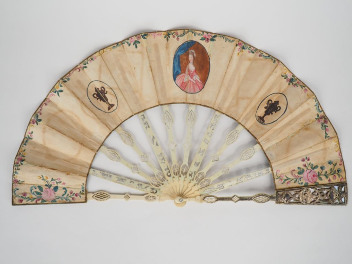 Eventail XVIIIème "squelette". Monture ivoire 12 brins ciselée, reperc