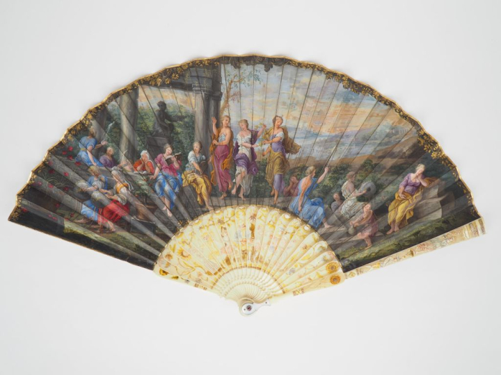 Eventail XVIIème, XVIIIème. 19 brins + 2MB. Monture ivoire sculpté à d