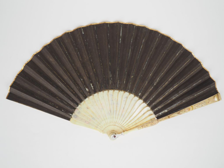 Eventail XVIIème, XVIIIème. 19 brins + 2MB. Monture ivoire sculpté à d