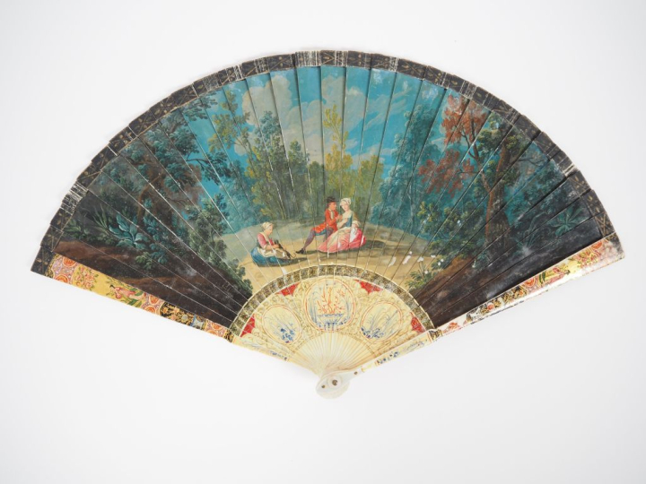 Eventail XVIIIème à feuilles brisées. 30 brins. Vernis Martin sur ivoi