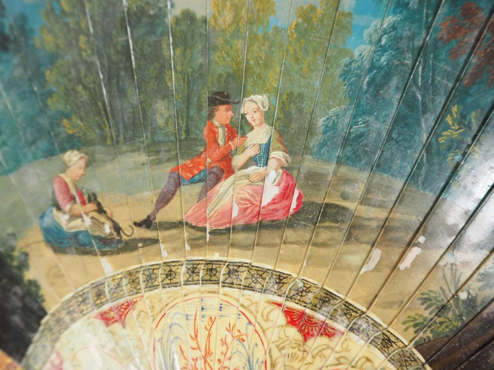 Eventail XVIIIème à feuilles brisées. 30 brins. Vernis Martin sur ivoi