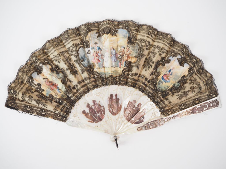 Eventail de mariage XIXème. 13 brins +2MB. Nacre blanchie. Les brins s