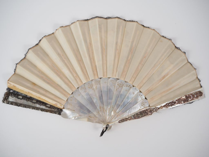 Eventail de mariage XIXème. 13 brins +2MB. Nacre blanchie. Les brins s