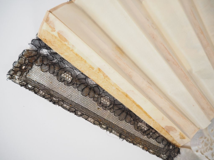 Eventail de mariage XIXème. 13 brins +2MB. Nacre blanchie. Les brins s