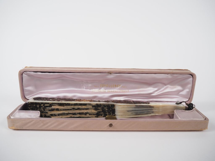 Eventail de mariage XIXème. 13 brins +2MB. Nacre blanchie. Les brins s