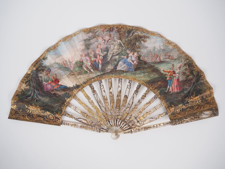 Eventail XVIIIème en nacre ajourée, argentée et dorée. Décor de person
