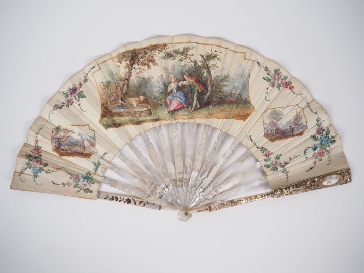 Eventail XVIIIème en nacre ajourée, argentée et dorée. Décor de person