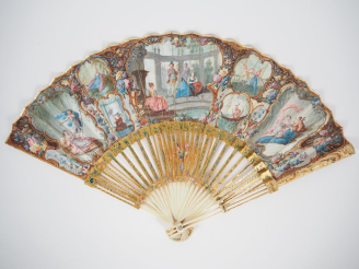 Vente aux enchères Eventail Louis XV. Dit "Tonneau" en ivoire sculpté à 20 brins + 2MB.. 