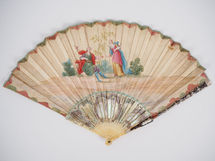 Eventail début XVIIIème. 20 brins + 2 MB. Monture en ivoire sculptée, 