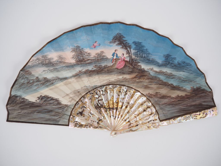 Eventail fin XVIIIème début XIXème de style Louis XV en nacre ajourée 