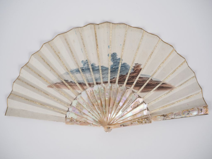 Eventail fin XVIIIème début XIXème de style Louis XV en nacre ajourée 