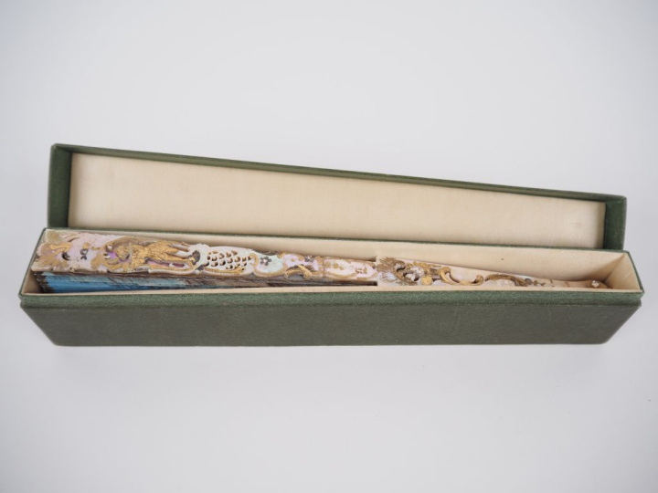Eventail fin XVIIIème début XIXème de style Louis XV en nacre ajourée 