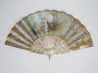 Vente aux enchères Eventail XIXème à 16 brins, monture en nacre ciselée et repercée, méda