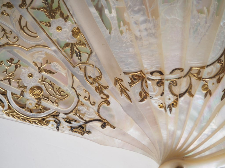 Eventail XIXème à 16 brins, monture en nacre ciselée et repercée, méda