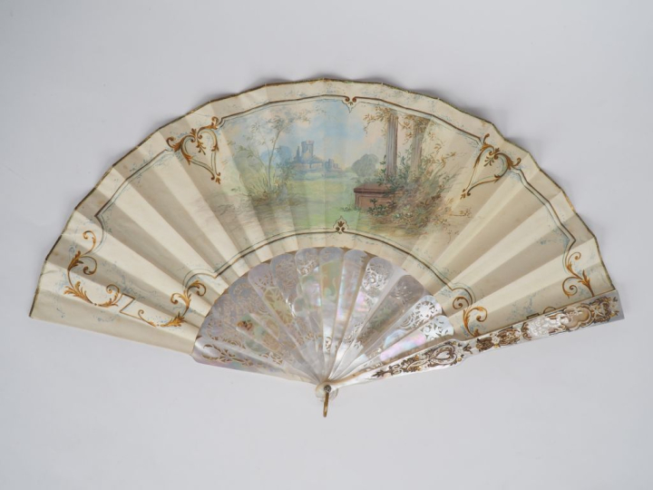Eventail XIXème à 16 brins, monture en nacre ciselée et repercée, méda
