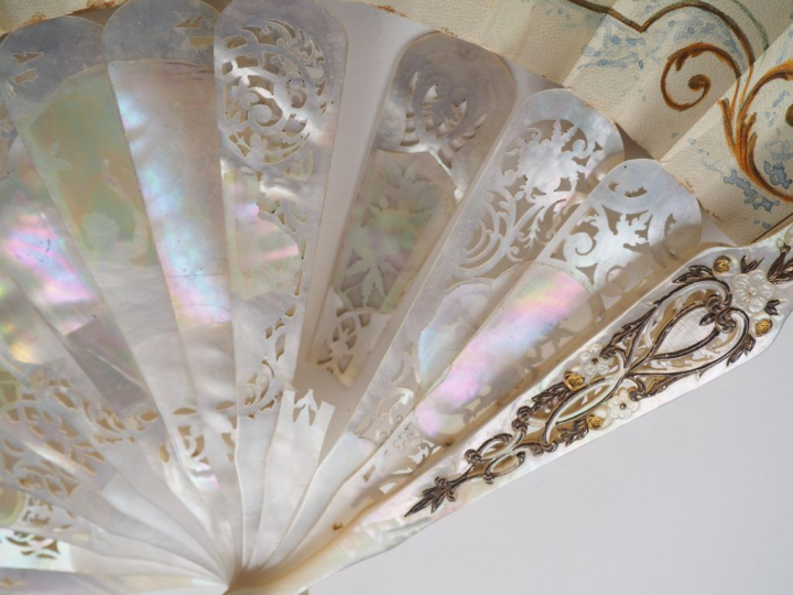 Eventail XIXème à 16 brins, monture en nacre ciselée et repercée, méda