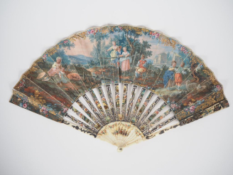 Vente aux enchères Eventail fin XVIIIème - début XIXème à feuilles pliées en ivoire polyc